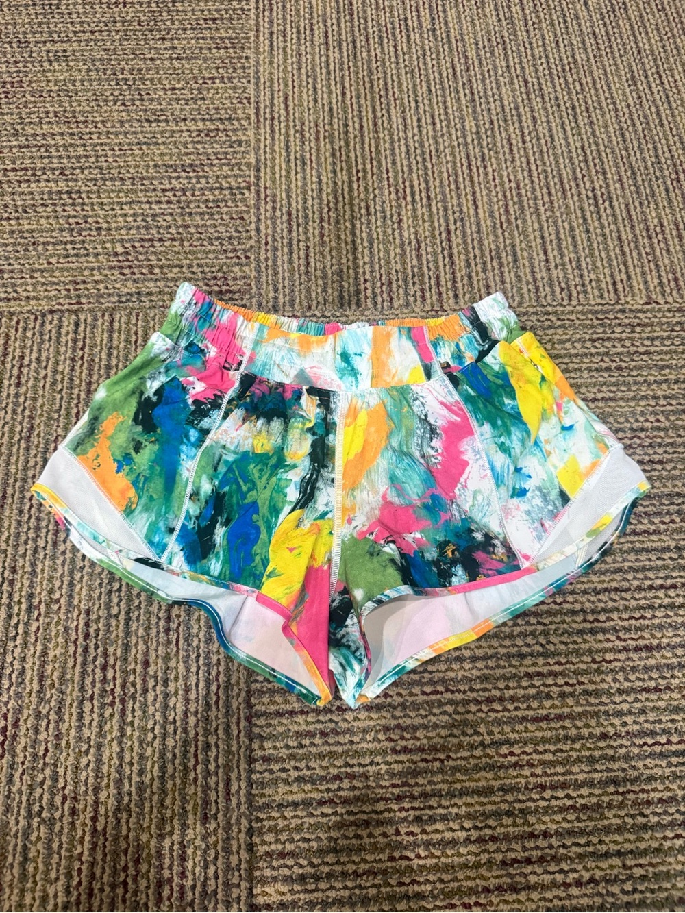 Lululemon Multicolored Hotty Hot Low Rise Lined Shorts Size 6 Reg 2.5” Inseam